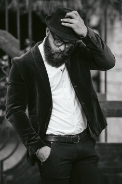 evinin yakınındaki bir ceketli zengin adamı