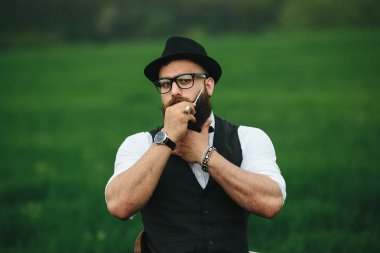 Sakallı adam.