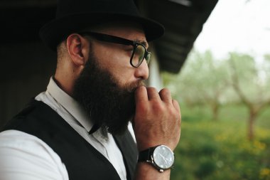 sakallı adam mesafe içine görünüyor