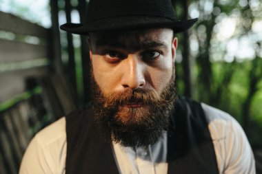 adam bir hangara bastırılmış ışık ile