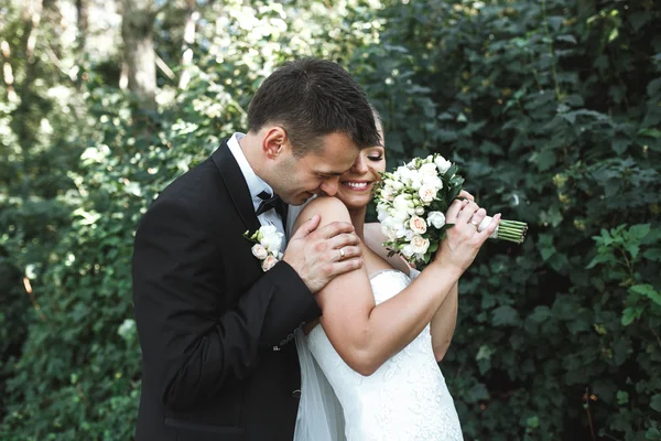 Beau couple de mariage posant dans le parc — Photo