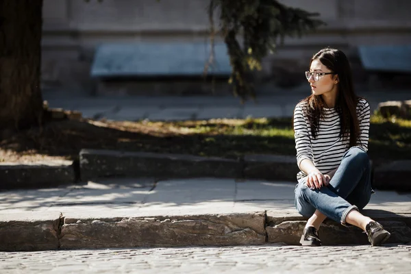 Modelo en la ciudad — Foto de Stock