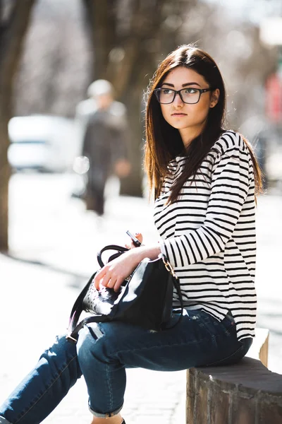 Belles promenades modèle avec téléphone — Photo