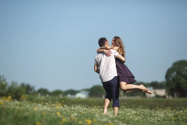 Paar läuft auf Feld und hat Spaß — Stockfoto