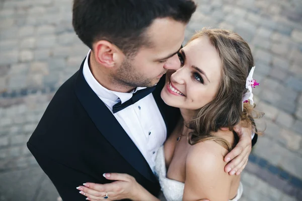 Adorável casal abraço — Fotografia de Stock