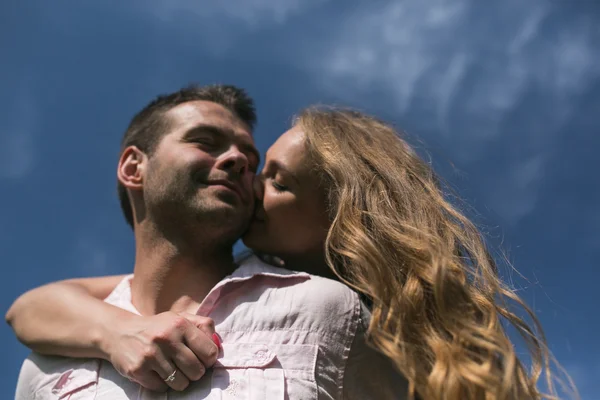 Couple hugging — Stock Photo, Image