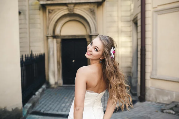 Beautiful bride posing — Stock Photo, Image