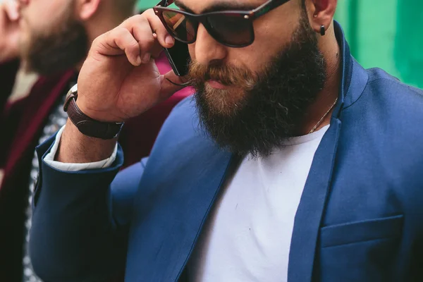 Zwei bärtige Geschäftsleute schauen aufs Telefon — Stockfoto