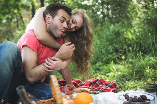 Paar auf einem Picknick — Stockfoto