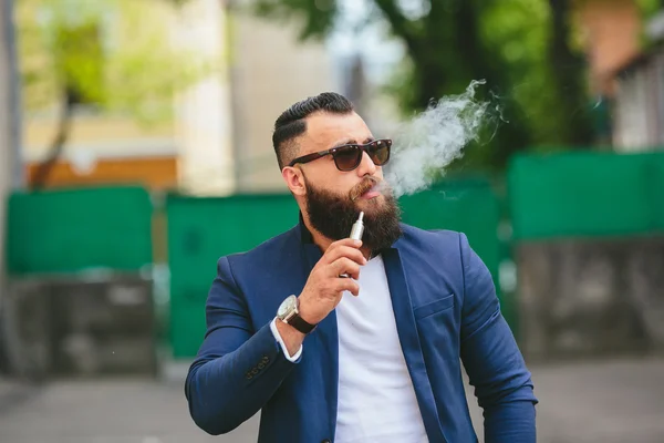 Homme bien habillé fumant cigarette électronique — Photo