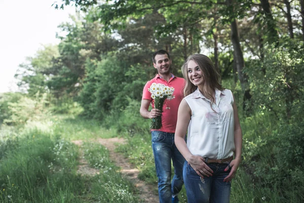 Söt par i en skog — Stockfoto