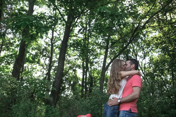 Casal bonito em uma floresta — Fotografia de Stock