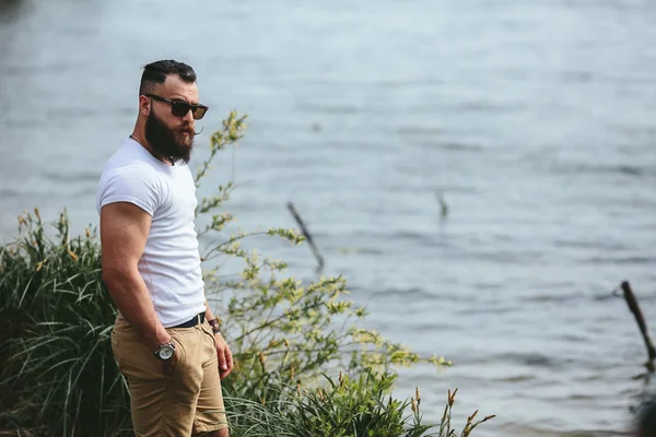 Американський бородатий людина дивиться на березі річки — стокове фото