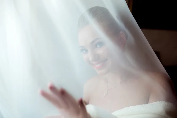 Beautiful bride posing in daylight — Stock Photo, Image