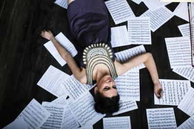 Karanlık bir odada poz veren bir kız.