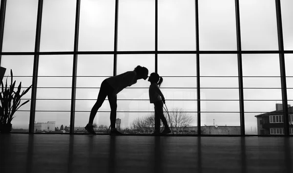 Silhouette di madre e figlia in ginna.Bacio — Foto Stock