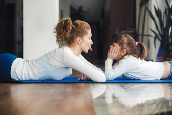 Madre e hija se divierten en el gimnasio —  Fotos de Stock