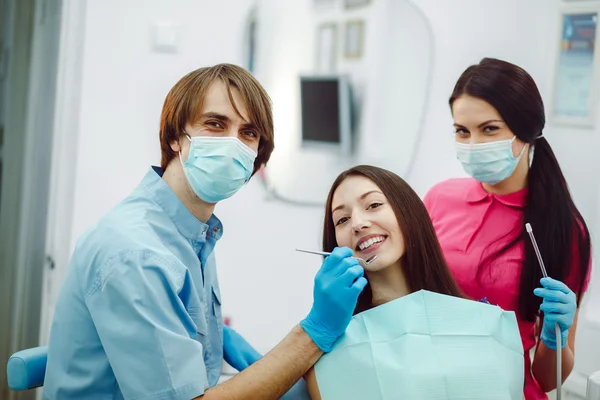 La chica en recepción en el dentista — Foto de Stock