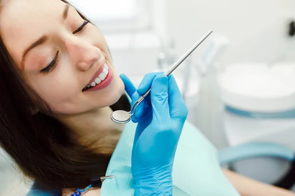 Inspección de los dientes de la chica — Foto de Stock