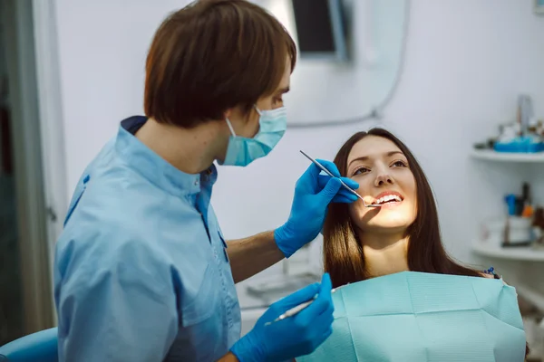 Inspección de los dientes de la chica — Foto de Stock