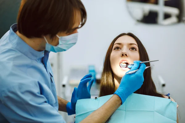 Dentes de inspeção a menina — Fotografia de Stock