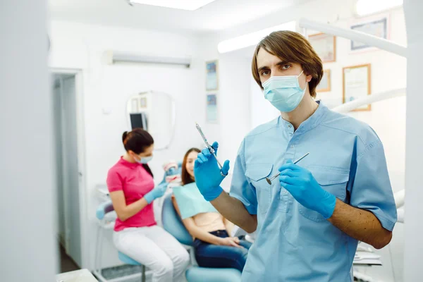 Znieczulenie stomatologiczne na tle pacjenta — Zdjęcie stockowe