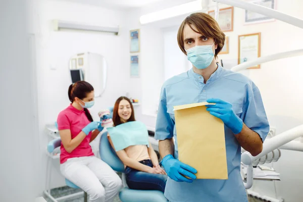 Dentista com documentos em mãos — Fotografia de Stock