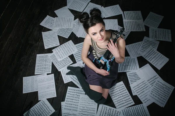 Girl posing and holding a violin — Stock Photo, Image