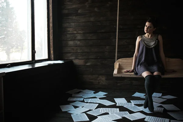 Flicka poserar i ett mörkt rum — Stockfoto