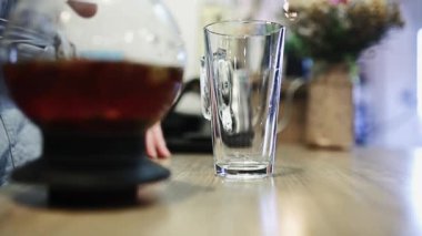 güzel renk çay bir cam içine dökülür