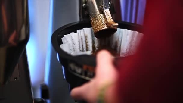 Barista samlar nymalet kaffe — Stockvideo