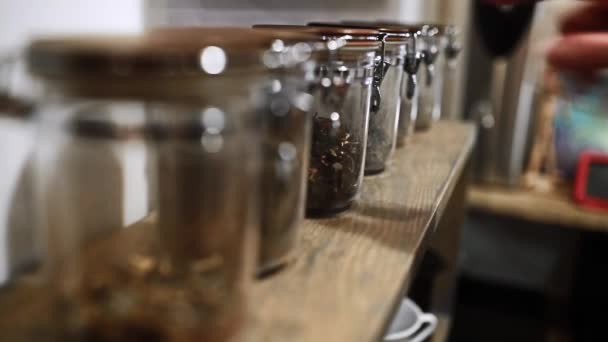 Barista vertiendo leche en una taza de metal — Vídeo de stock