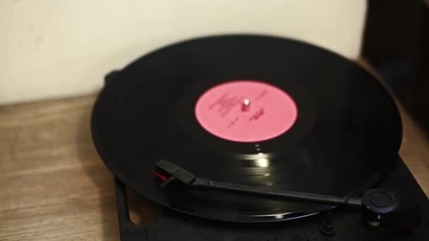 Vintage record plays vinyl old melody — Stock Video
