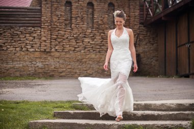 Gelin merdivenlerden aşağı yürüyor