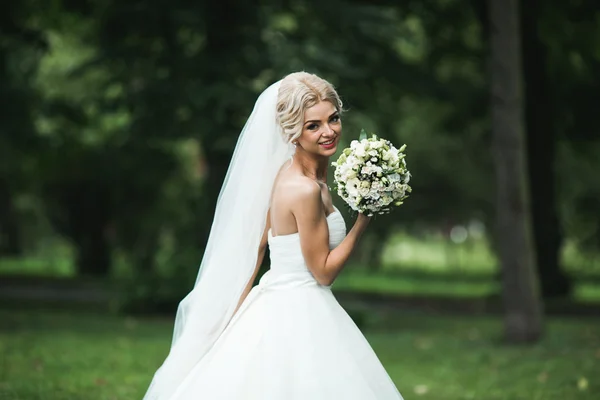 Hermosa novia en el parque — Foto de Stock