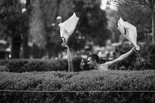 Coppia spogliarsi in città — Foto Stock