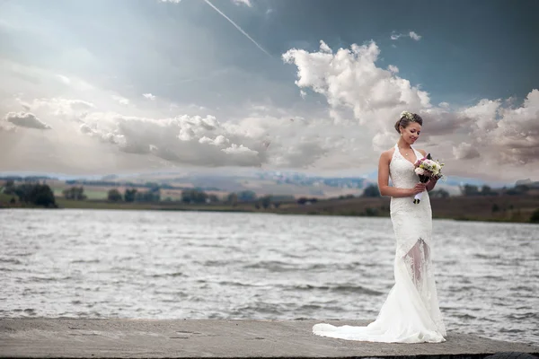 Sposa al lago — Foto Stock