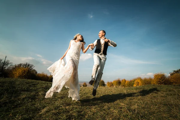 Hermosa pareja divirtiéndose — Foto de Stock