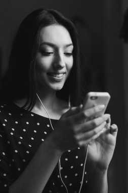 Güzel kız telefonda sms türleri