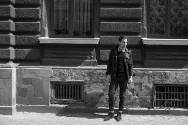 Selvedge kotla poz veren kendinden emin bir adam.