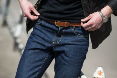 Selvedge kotla poz veren kendinden emin bir adam.