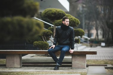 Selvedge kotla poz veren kendinden emin bir adam.