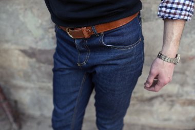 Selvedge kotla poz veren kendinden emin bir adam.