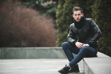 Selvedge kotla poz veren kendinden emin bir adam.