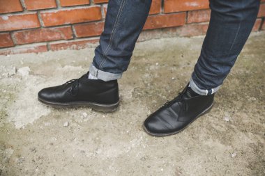 Selvedge kotla poz veren kendinden emin bir adam.