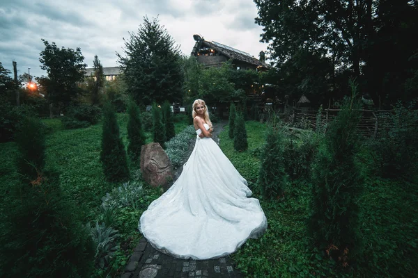 Hermosa novia en el parque — Foto de Stock