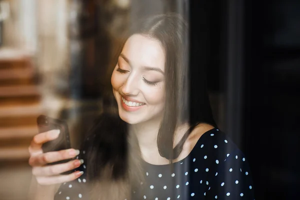 Schöne Mädchen tippt SMS auf dem Telefon — Stockfoto