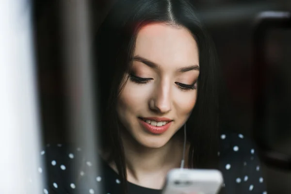 Schöne Mädchen tippt SMS auf dem Telefon — Stockfoto