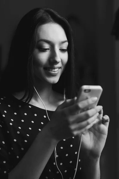 Güzel kız telefonda sms türleri — Stok fotoğraf