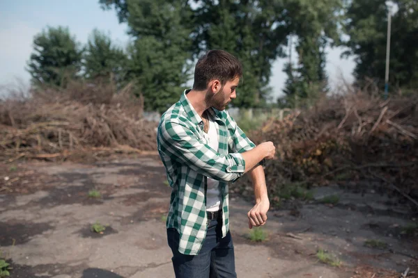 Självsäker man poserar i självsäkra jeans — Stockfoto